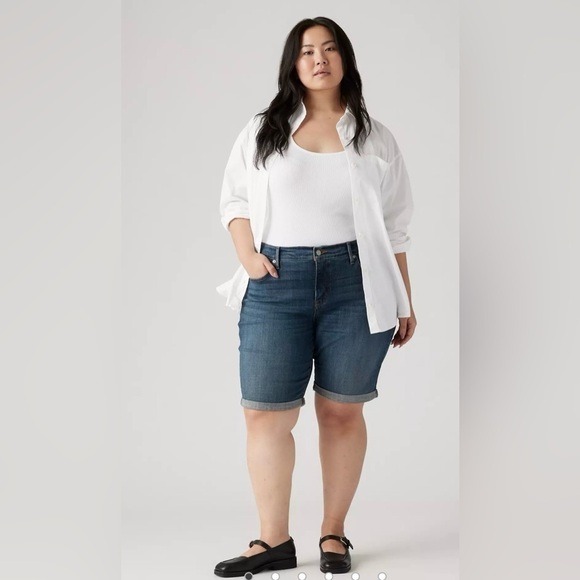 Levi CLASSIC BERMUDA WOMEN'S SHORTS (PLUS SIZE) Women's Denim Shorts Size: 20 W - Picture 1 of 12